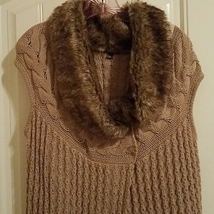 Sweater vest with faux fur collar